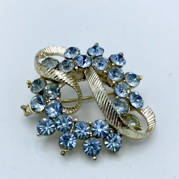 Vintage Pale Blue Multi Faceted Faux Gems Ribbon Wreath Brooch Pin Pale Gold Tne - Picture 7 of 12
